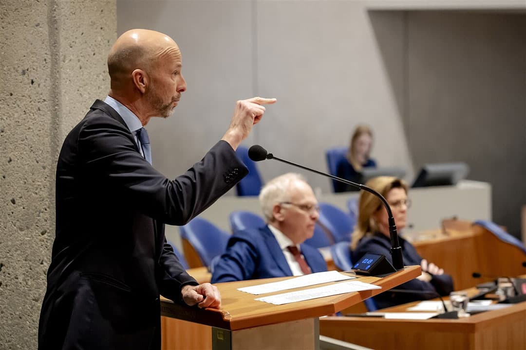 Tjeerd de Groot (D66) en ministers Piet Adema (Landbouw) en Christianne van der Wal (Stikstof) tijdens een debat met de Tweede Kamer over de stikstofcrisis. - Foto: ANP