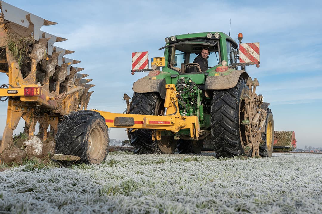 Landbouwmechanisatiebedrijf Van den Ende uit Sommelsdijk (Z.-H.) bouwt antislipwielen naast de achterwielen van een trekker. Het idee erachter is dat je met een lichte trekker tóch bovenover kan ploegen, zonder dat je te veel slip hebt.  - Foto's: Jacco van Erkelens