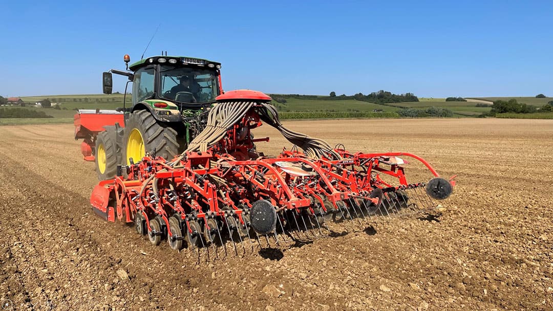 Kuhn introduceert een nieuwe rotorkopeg-zaaicombinatie met 4,5 meter werkbreedte. De grootste vernieuwing is dat de zaaikouterbalk aan de packerwals is gemonteerd en niet langer aan een extra hefinrichting aan de rotorkopeg. - Foto's: Kuhn