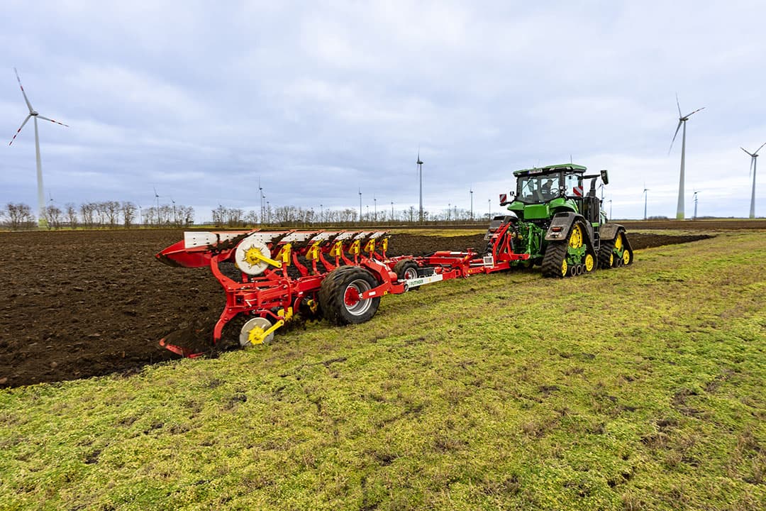 On-landploeg Servo T 6000  van Pöttinger achter een John Deere-trekker. Met deze ploeg brengt Pöttinger een machine op de markt die bovenover ploegt. - Foto's: Pöttinger