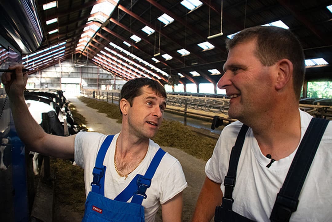 Alex Rudenko, agrarisch medewerker op de boerderij, werkt het meest met de melkrobot. Hij geeft aan dat de robot heel eenvoudig en gemakkelijk in z’n gebruik is. - Foto's: SAC