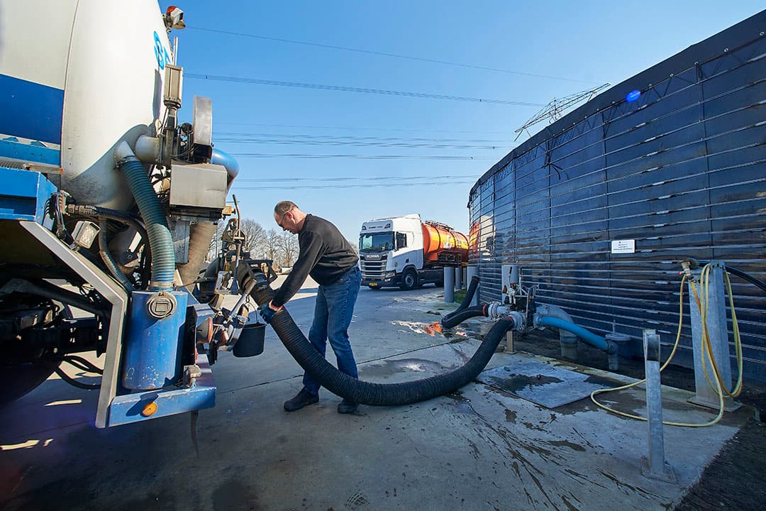 Laden van mineralenconcentraat bij mestverwerker Mestac. - Foto: Van Assendelft Fotografie