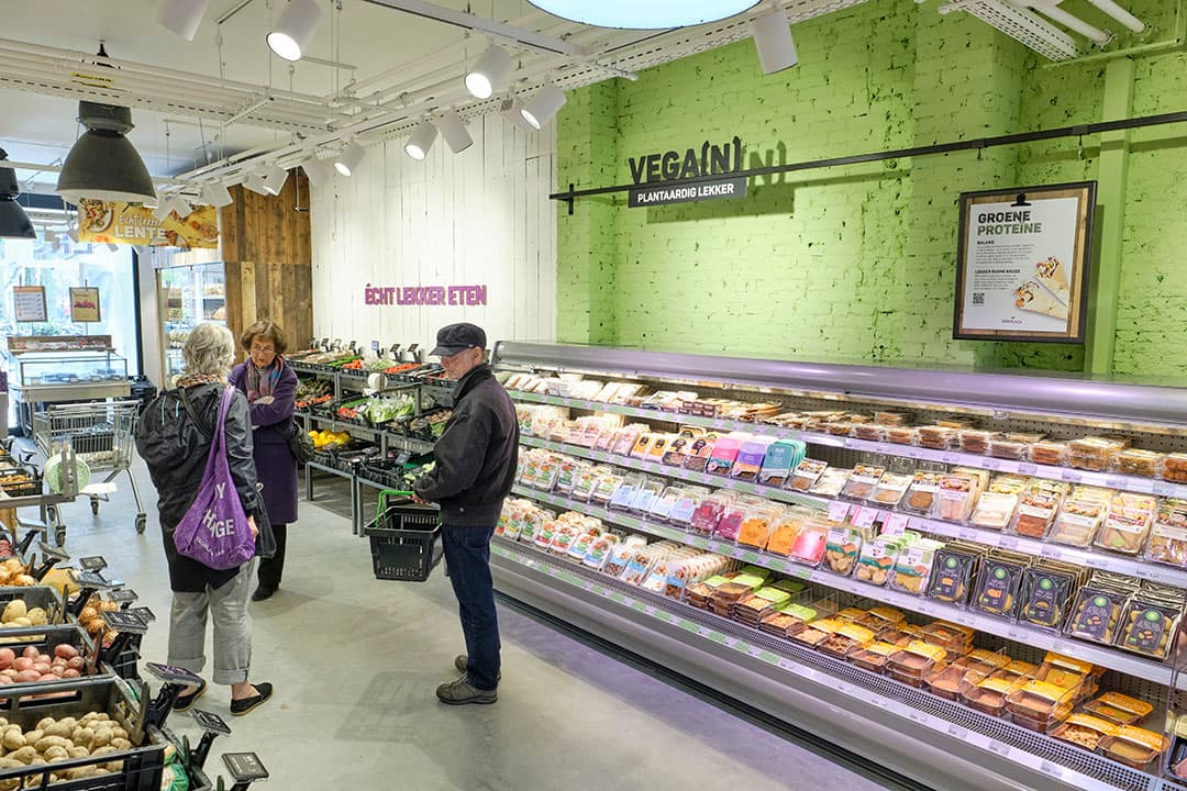 Vleesvervangers in het schap bij Ekoplaza in Den Haag. - Foto: Roel Dijkstra