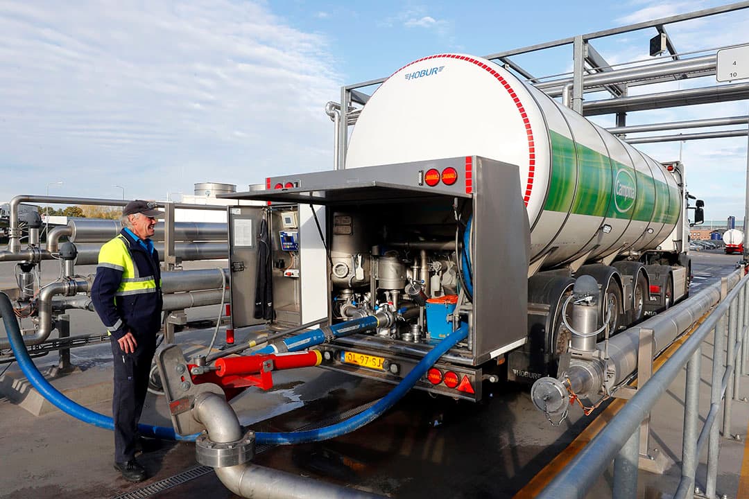 Een RMO van FrieslandCampina lost melk bij de productielocatie in Veghel. - Foto: Bert Jansen