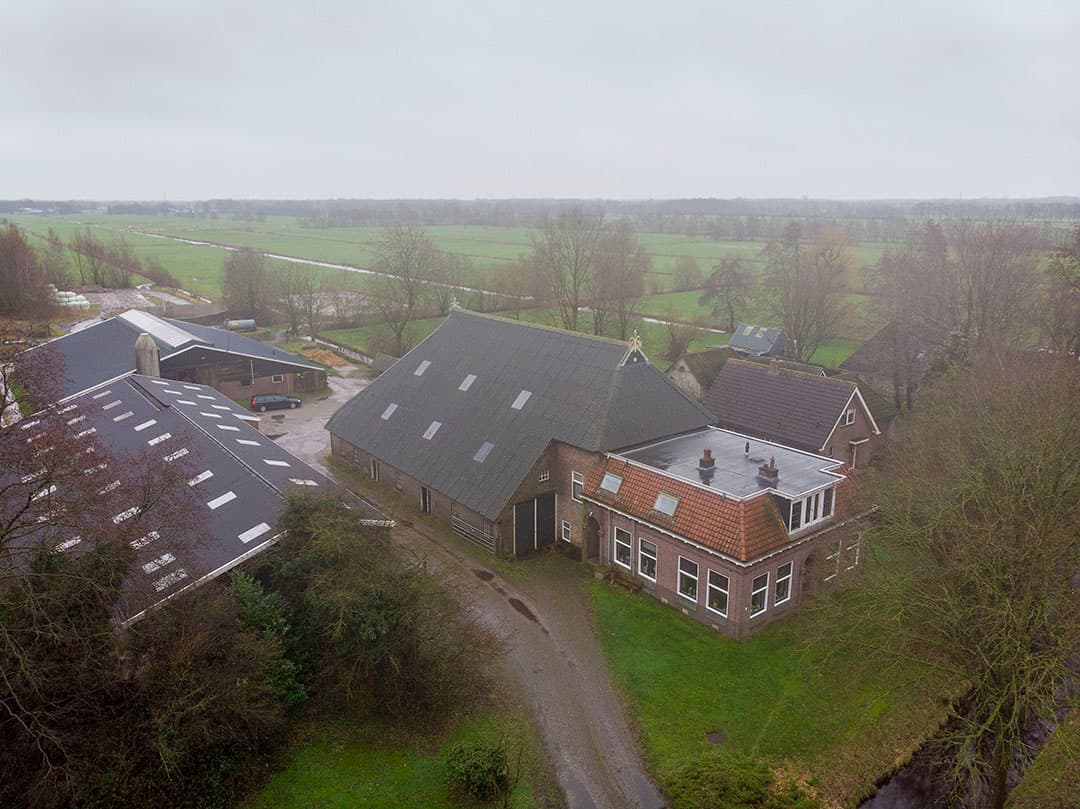 Eize is hier geboren en getogen. De boerderij was vroeger een vaarbedrijf, alles ging per boot.