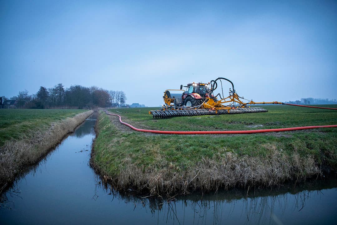 In plaats van pas per 2024 gingen de bemestingsvrije bufferstroken dit jaar per 1 maart in. Hoewel landbouwminister Piet Adema aanvankelijk een jaar uitstel gaf, werd hij teruggefloten door de Europese Commissie. - Foto: Mark Pasveer
