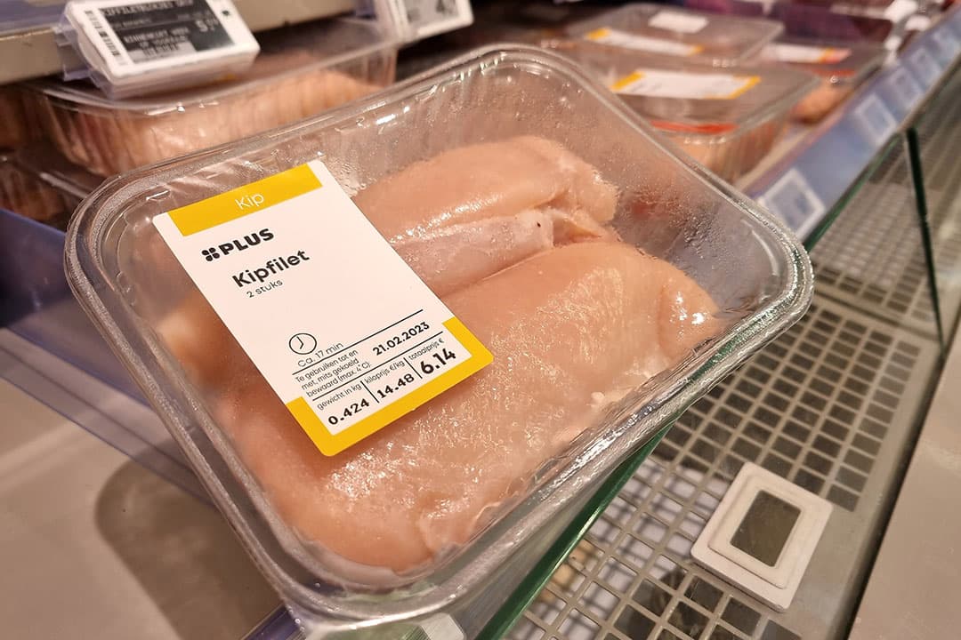 Pluimveevlees in het supermarktschap werd fors duurder, maar pluimveehouders zien weinig terug van de hogere verkoopprijzen. - Foto: Jacco Keuper