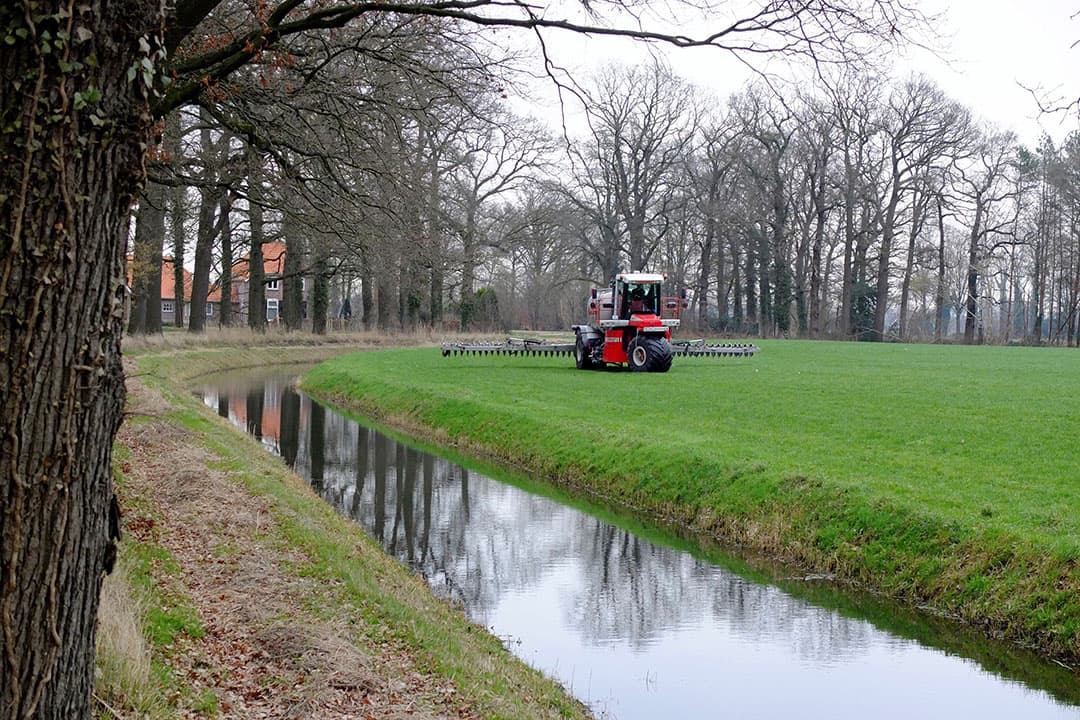 Op grasland mag op alle grondsoorten vanaf 16 februari drijfmest worden uitgereden.  Daarbij moet rekening worden gehouden met de aangescherpte derogatienormen en de verplichte bemestingsvrije bufferstroken. - Foto: Hans Prinsen