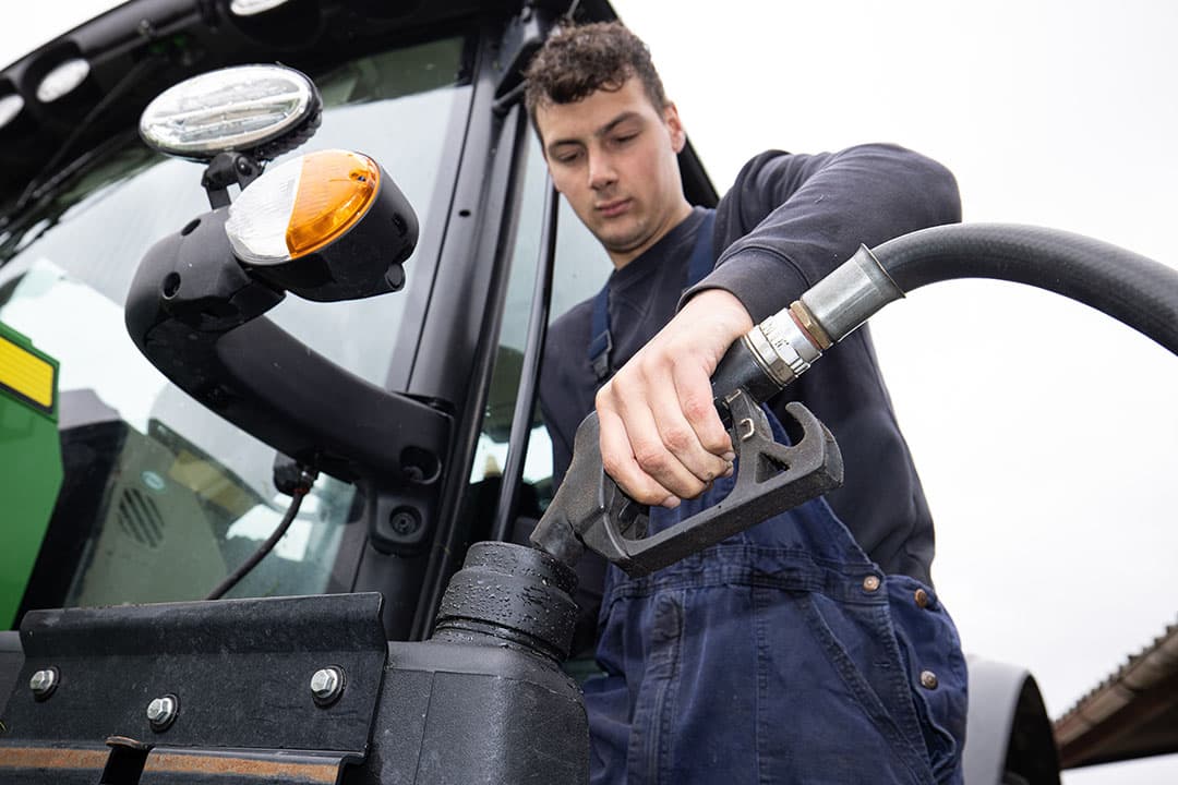 Onder meer diesel werd fors duurder, voor veel landbouwbedrijven een fikse kostenpost. - Foto: Peter Roek