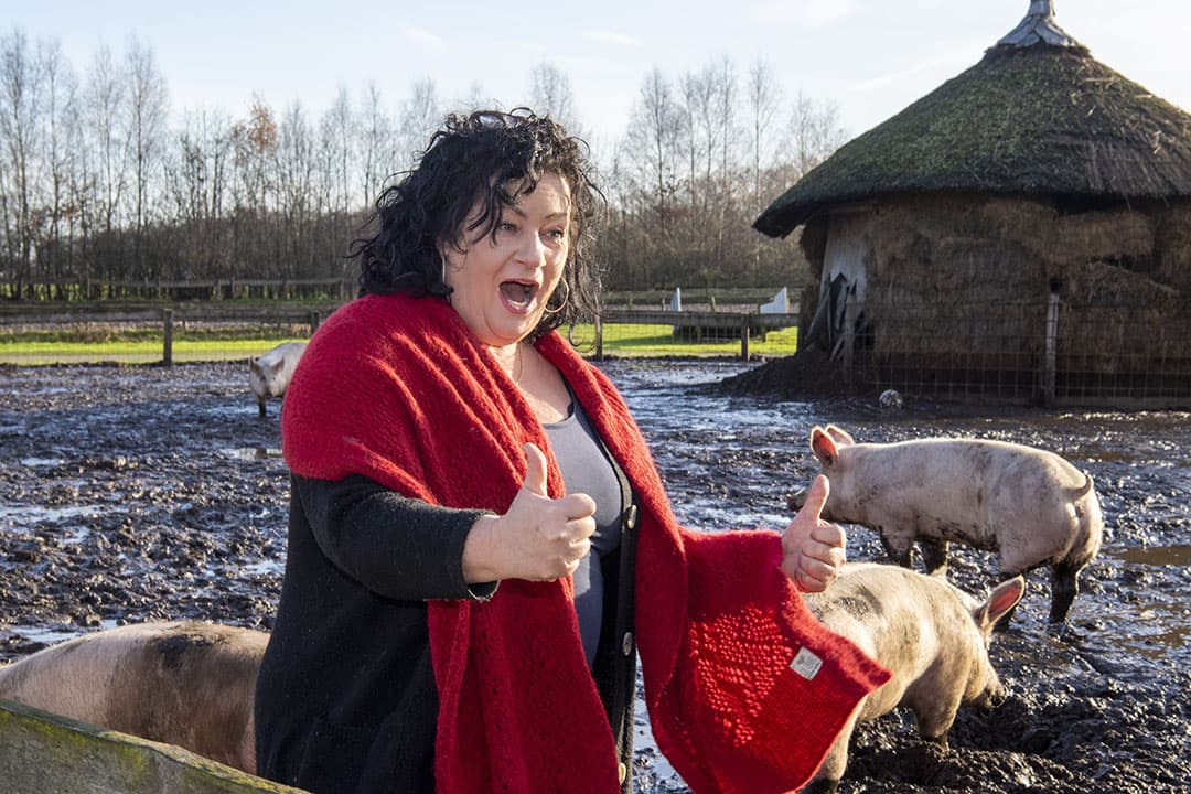 Caroline van der Plas van BBB in de varkenspoel bij varkenshouder Erik Stegink. - Foto: Frank Uijlenbroek