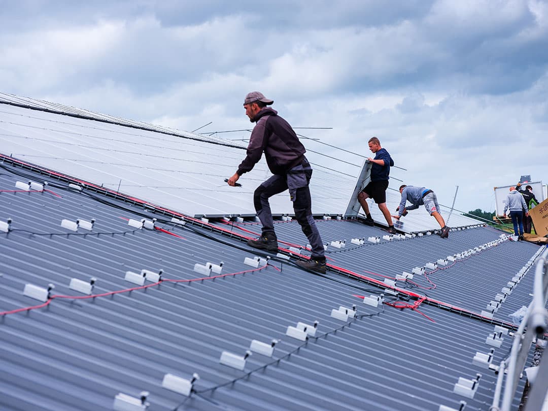 De hoge energieprijzen vormen een extra stimulans om te verduurzamen, zoals met zonnepanelen op staldaken. - Foto: Jan Willem van Vliet