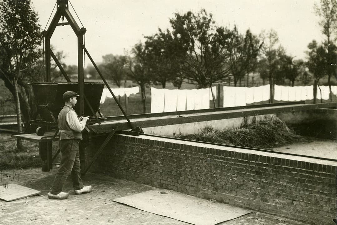 Interessant is dat de schone was hangt te drogen vlak naast de mestvaalt. Stalmest rook destijds minder scherp dan de gier van latere jaren, helemaal reukloos was hij toch ook weer niet. Maar mensen vonden het geen probleem. Mestgeur hoorde erbij. - Foto: Misset