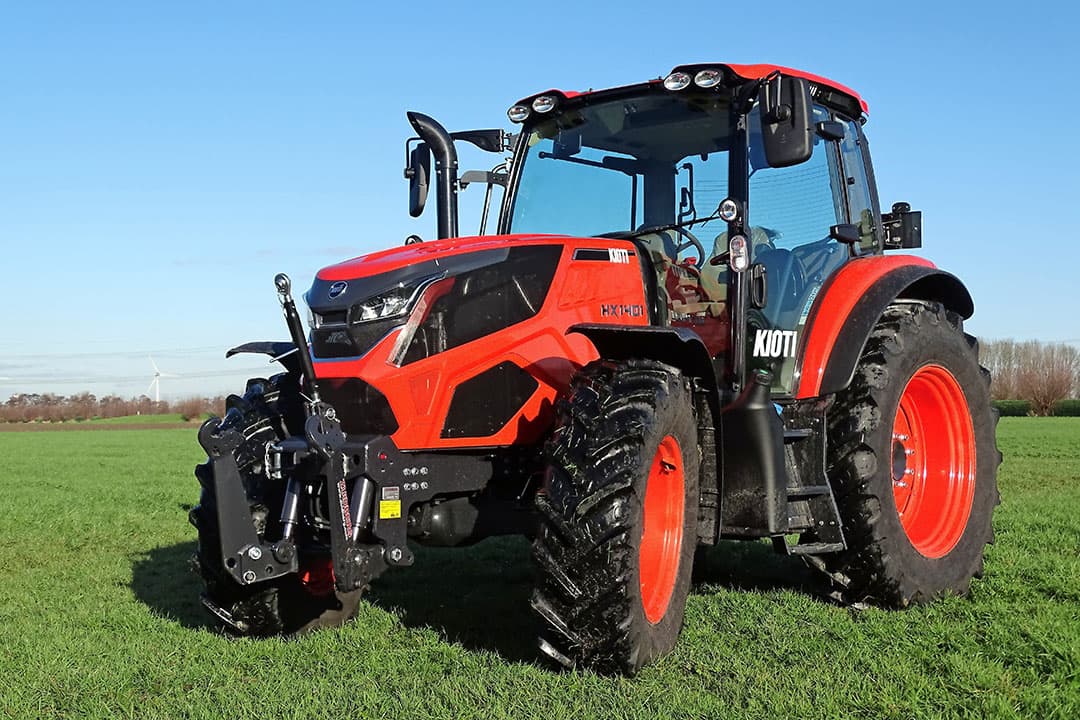 De Kioti HX is de opvolger van de PX-serie. Was bij de PX de 115 pk-versie het zwaarste model, voortaan reikt de landbouwtrekkerrange tot 140 pk. - Foto's: Martijn Knuivers