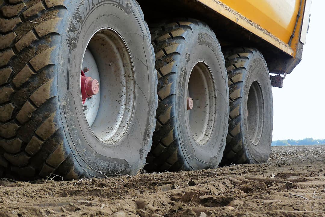 Net als dat grote trekkerbanden steeds vaker met soepele VF-techniek worden toegepast om óf meer draagvermogen te hebben, óf lager in spanning te mogen, volgen nu ook zogenoemde VF-aanhangerbanden. Die worden vooral verkocht voor onder landbouwkippers of mesttanks. Het aanbod groeit. - Foto: Martin Smits