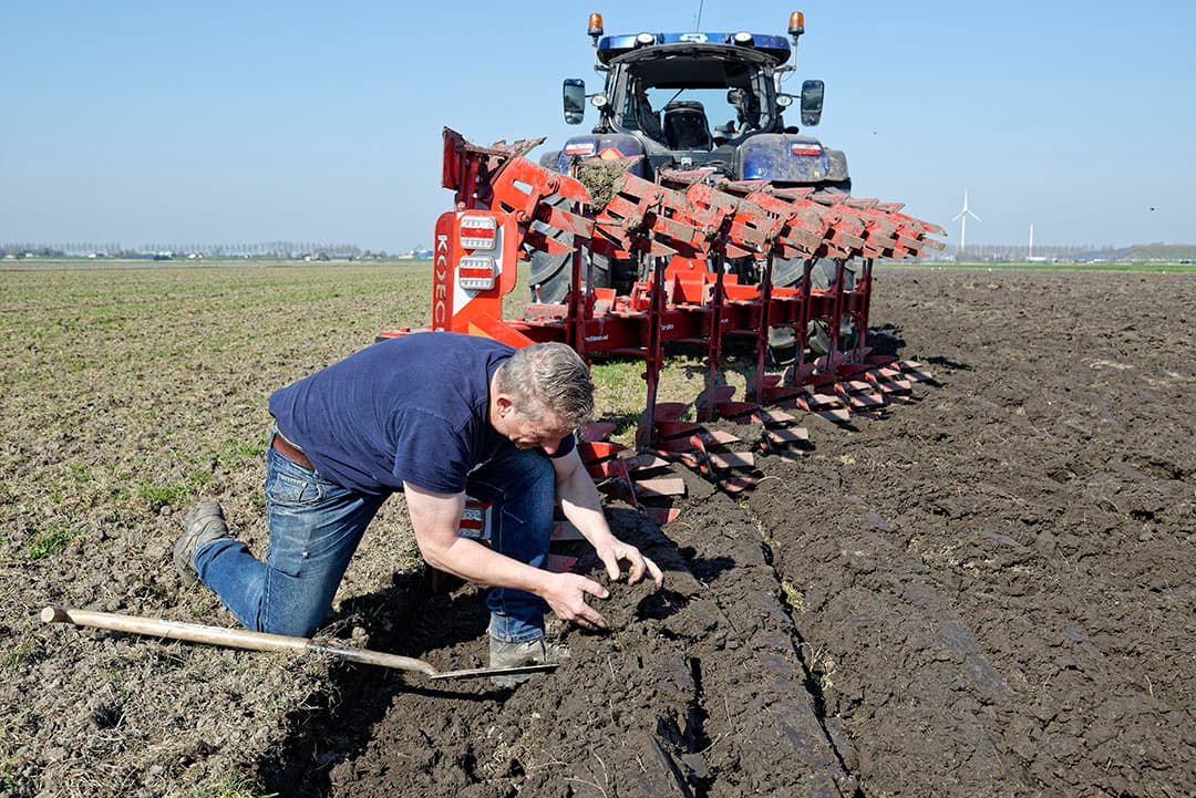 Organische stof bovenin houden is een van de redenen om ondiep te ploegen met de ecoploeg. Bovenin is de structuur vaak mooi genoeg om ook op klei pas in het vroege voorjaar te ploegen. - Foto: Lex Salverda