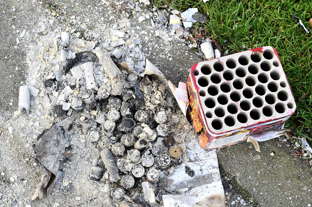 Restanten van groot vuurwerk op straat. - Foto: ANP