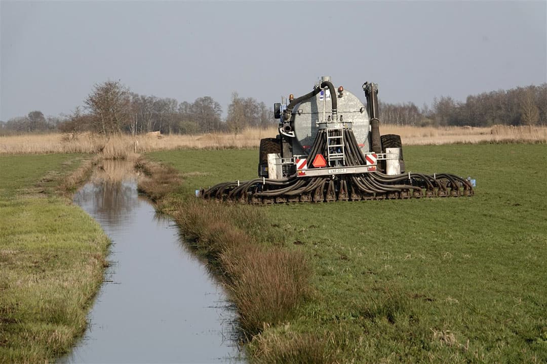 Injecteren van perceel grasland in Overijssel. De provincie wil in de uitvoering van het Provinciaal Programma Landelijk Gebied boeren langdurig zekerheid kunnen bieden. - Foto: ANP