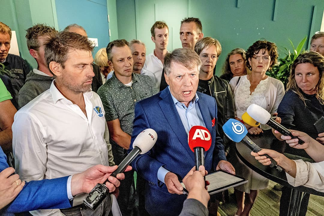 Sjaak van der Tak na afloop van het gesprek met stikstofbemiddelaar Johan Remkes, geflankeerd door andere boerenleiders onder wie Mark van den Oever (FDF) en Bart Kemp (Agractie). - Foto: ANP / Hollandse Hoogte / Robin Utrecht