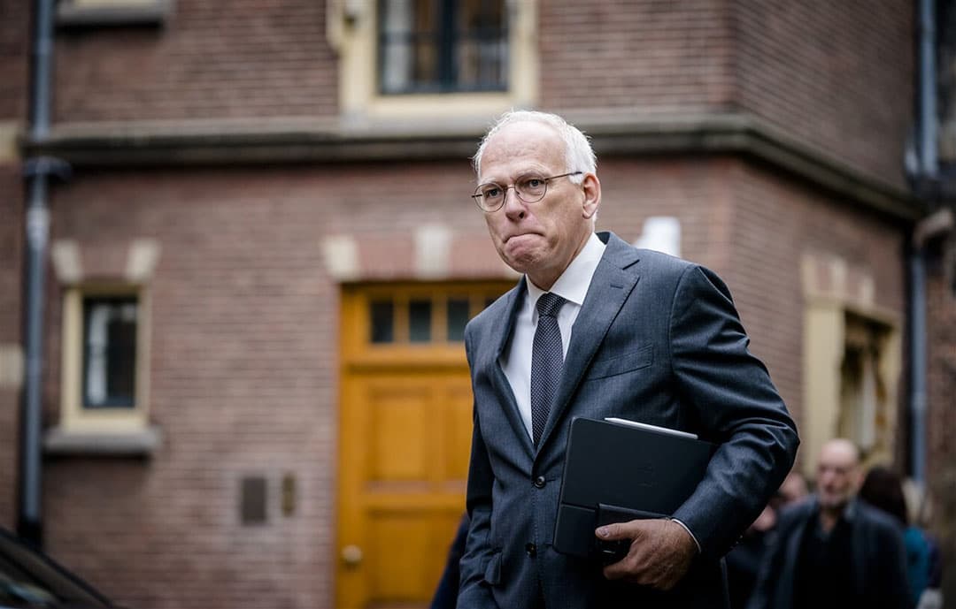 Landbouwminister Piet Adema op het Binnenhof.  Adema wilde aanvankelijk zelf het voortouw nemen in de gesprekken over het Landbouwakkoord, maar dat werd hem door zijn eigen ambtenaren afgeraden omdat de overheid zelf ook partij is. - Foto: ANP