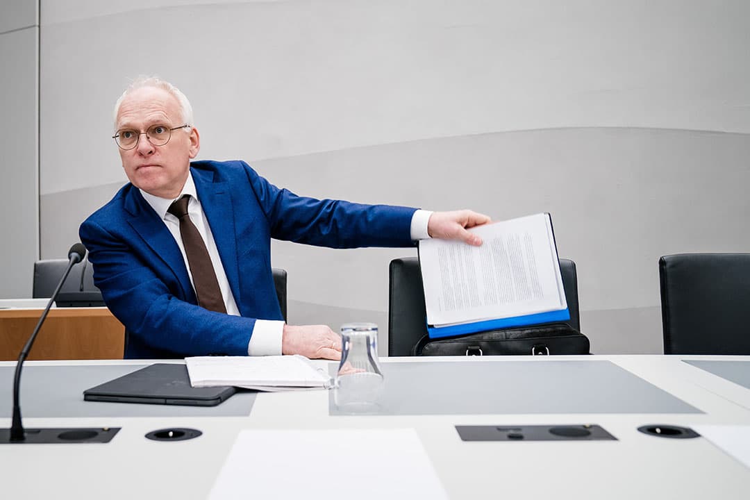 Minister Piet Adema tijdens het debat met Tweede Kamerleden waarin de Europese mestregels centraal staan. -  Foto: ANP
