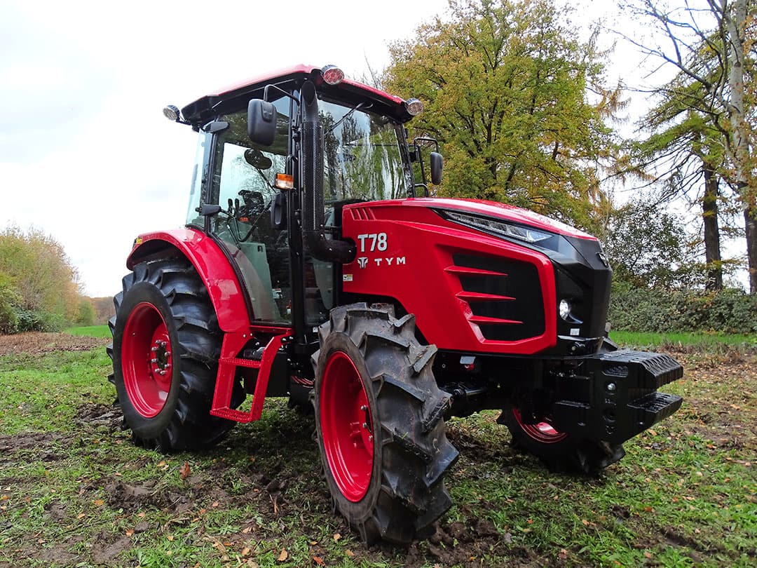 De TYM T78 is de opvolger van de T754. In de basis zijn de trekkers vrijwel gelijk, maar de T78 heeft een schonere motor en een nieuw uiterlijk. TYM ziet vooral markt voor de trekker bij veehouders en paardenhouders. - Foto: Martijn Knuivers