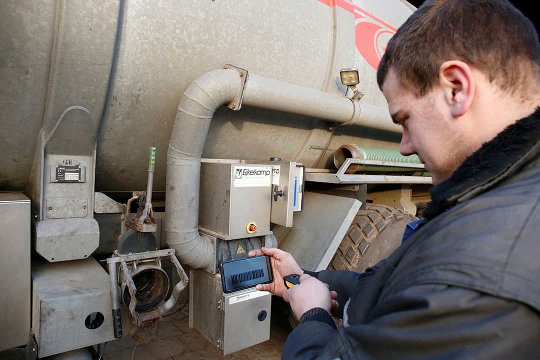 Vanaf 2023 lopen alle vormen van mesttransport via e-CertNL. Eén van de grootste veranderingen is dat zowel de leverancier als de ontvanger het transport digitaal moet goedkeuren. Ook eist de wetgever route-informatie. Deze moet tot vijf jaar terug beschikbaar zijn. Er staat niet concreet beschreven hoe deze info eruit moet zien. - Foto: Hans Prinsen