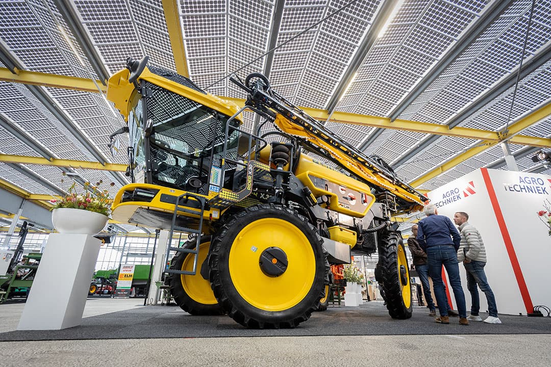 Agro Techniek, ook dealer van Hardi en Kverneland, ziet de zelfrijdende Caffini-spuiten als een goedkoper en compacter alternatief. - Foto’s: Bob Karsten