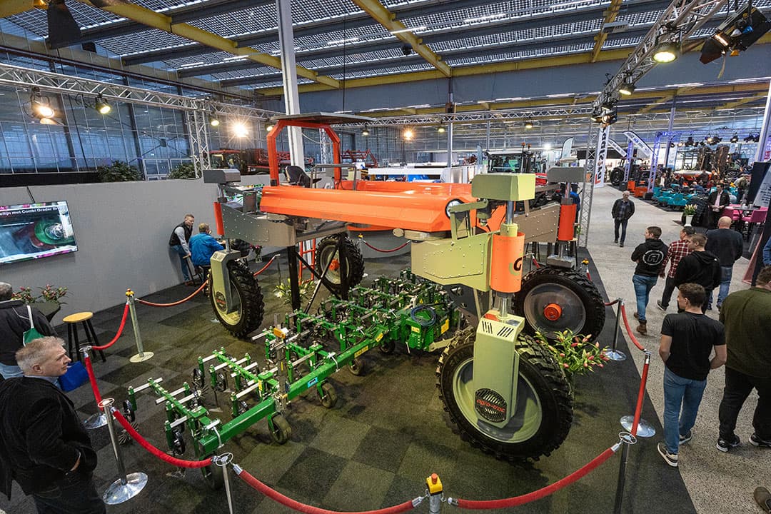 De Agra-Trac-werktuigdrager van Graafstra draagt een standaard werktuig tussen de vier even grote wielen. De wielen worden elektrisch aangedreven en draaien 90 graden om voor transport en het wisselen van een werktuig. - Foto’s: Bob Karsten