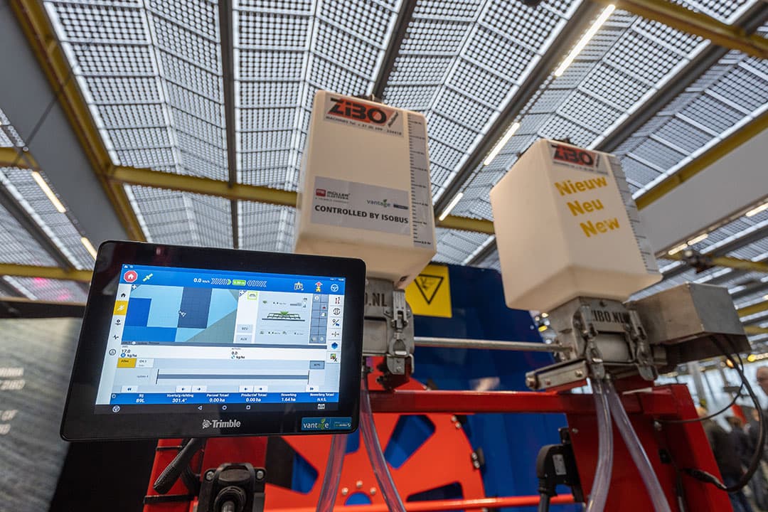 Zibo levert zijn granulaatstrooiers optioneel met Isobus-bediening. Een vereiste is dat de trekker is voorzien van Isobus VT-vrijschakeling. - Foto: Bob Karsten