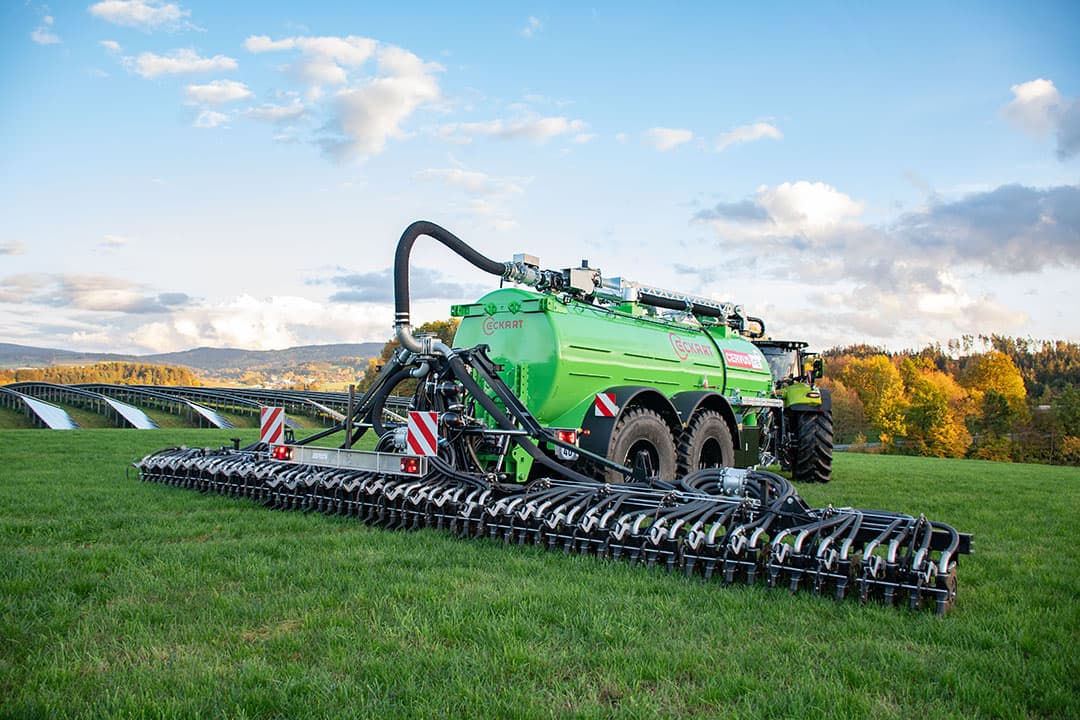 De nieuwe Evers Agro Quadro Disc combi-bemester brengt mest dichtbij de wortels in graan-, gras-, en bouwland. - Foto's: Evers Agro