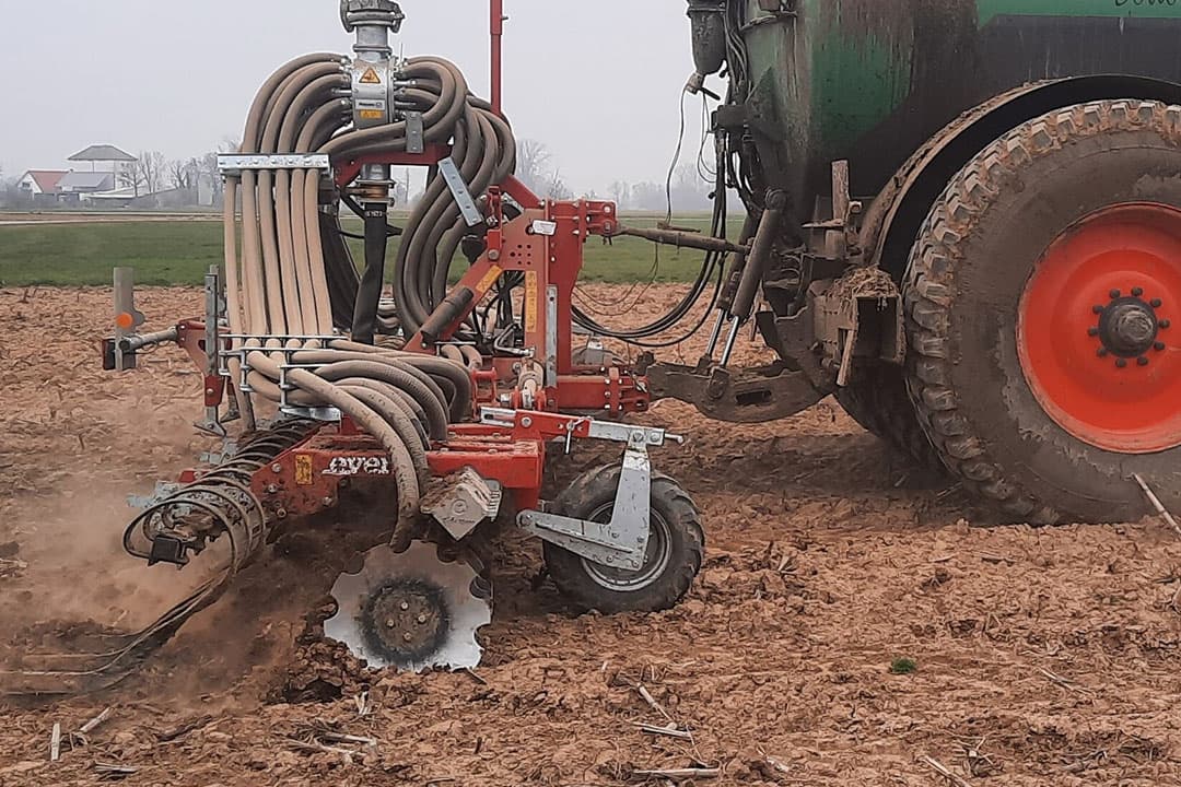De Toric Mono-schijvenbemester van Evers Agro injecteert de  mest direct achter de schijven in de bodem, waarna de sleeptanden de mest met grond afdekken. - Foto: Evers Agro
