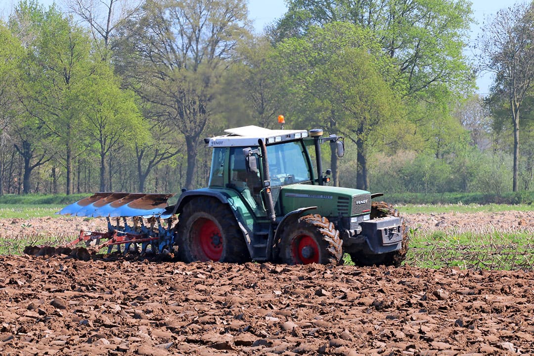 Ploegen kan ertoe leiden dat CO2 uit de bodem vrijkomt. - Foto: Bayer Crop Science