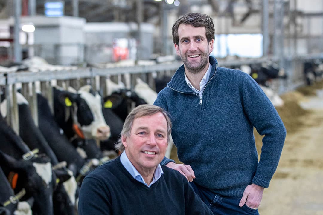 Henk Bles, melkveehouder (zwarte trui), en Pieter Vogels, akkerbouwer, ondernemers en bestuurders bij Carbon Coöp. = Foto's: Anne van der Woude