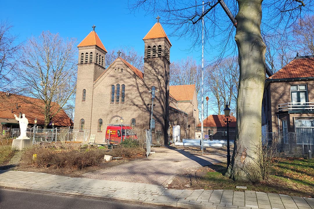 Zorgboerderij Elver combineert landbouw met zorg. Over een tijdje wordt dit kerkgebouw onderdeel van de zorgboerderij. - Foto: Zorgboerderij Elver