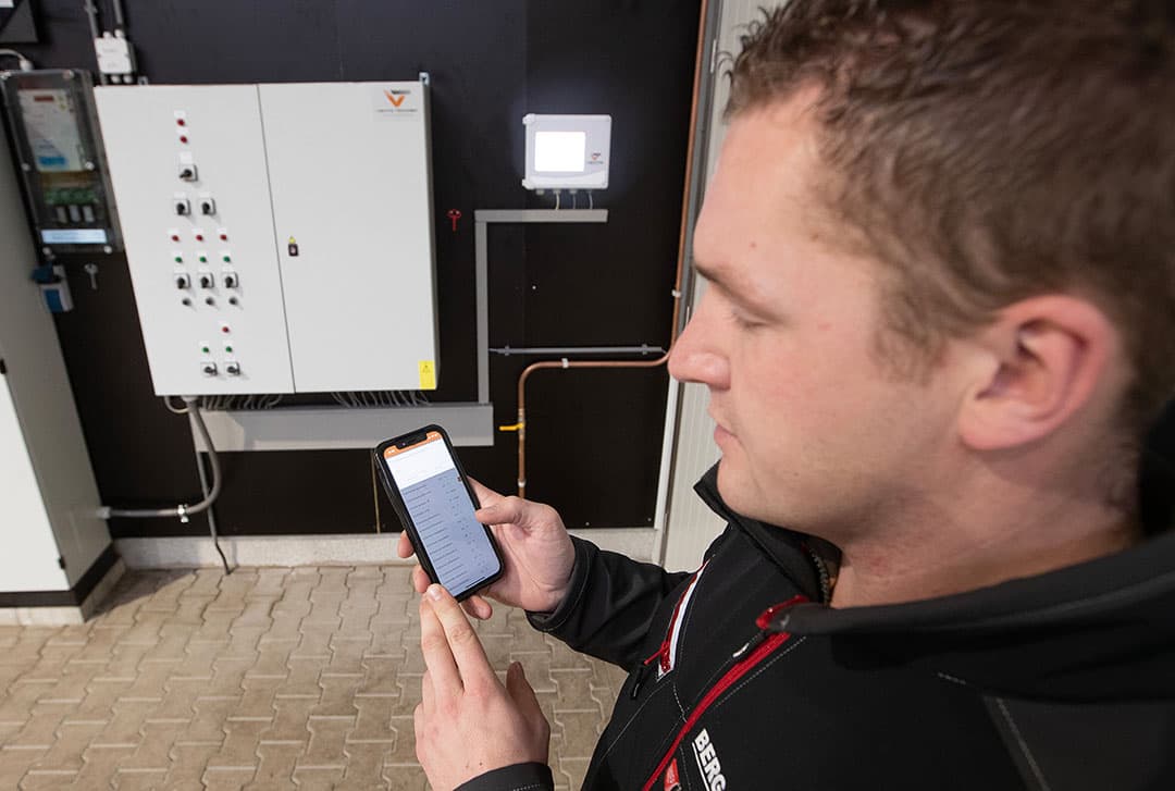 De bewaarcomputer is gekoppeld aan Martijns telefoon, dus hij kan de omstandigheden in de loods altijd en overal monitoren.