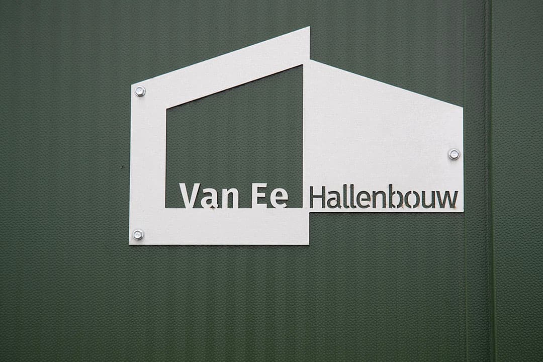 Van Ee Hallenbouw heeft de bewaarloods gebouwd. Het bedrijf gaat door de gestegen bouwkosten niet het schip in, want de grondstoffen zijn direct vastgelegd voor de prijzen op het moment dat de order akkoord was.