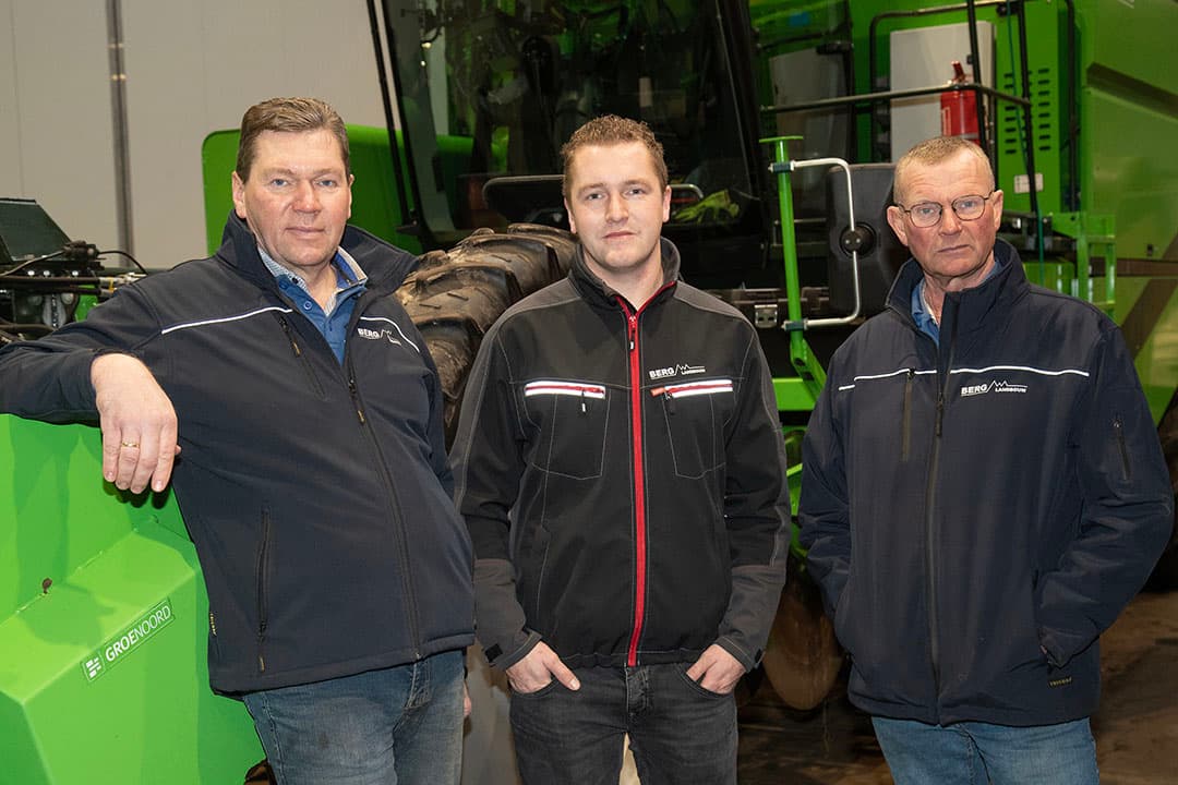 Martijn Berg (24, in het midden) boert met vader Martin (56, links) en oom Gert-Jan (58) in Sappemeer (Gr.). De oudste bewoont de prachtige boerderij aan het water. Martijn en Martin wonen in het nabij gelegen Kolham. Berg Landbouw boert op zandgrond met veenplekjes, de zogenoemde veenkoloniale dalgrond.