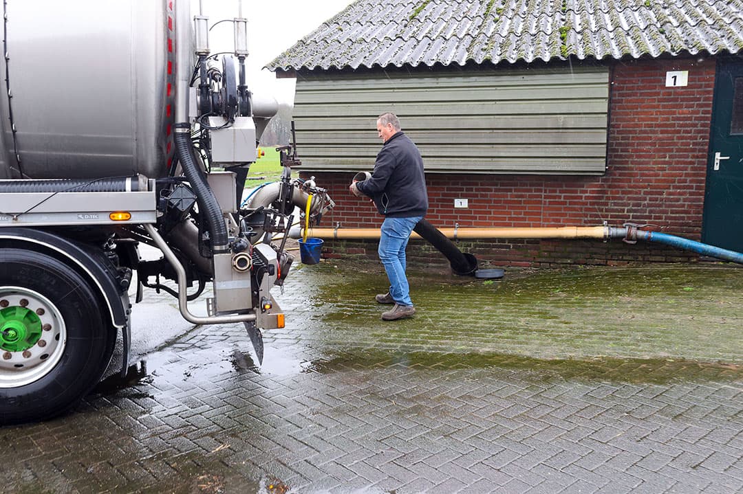 Het laden van mest op een varkensbedrijf.  Ondanks de gunstige afzetmarkt in 2022 was mest direct leveren op het land niet per definitie veel goedkoper dan verwerking. - Foto: Bert Jansen