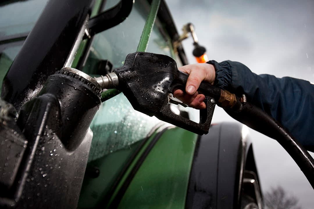 Tanken van diesel. Door het afschaffen van rode landbouwdiesel is de kostprijs in Nederland hoger dan bijvoorbeeld in België. -
