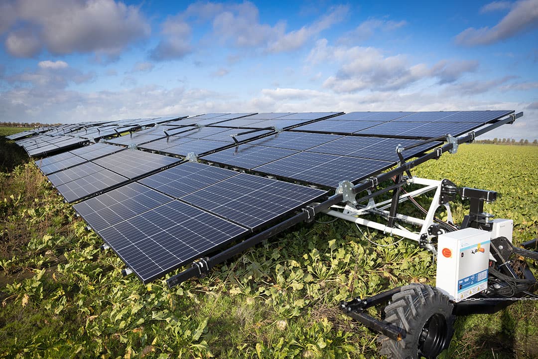 Verrijdbare zonepanelen op een akker. Investeren in energiebesparende maatregelen levert ondernemers op de korte en lange termijn financieel voordeel op.Foto: Peter Roek
