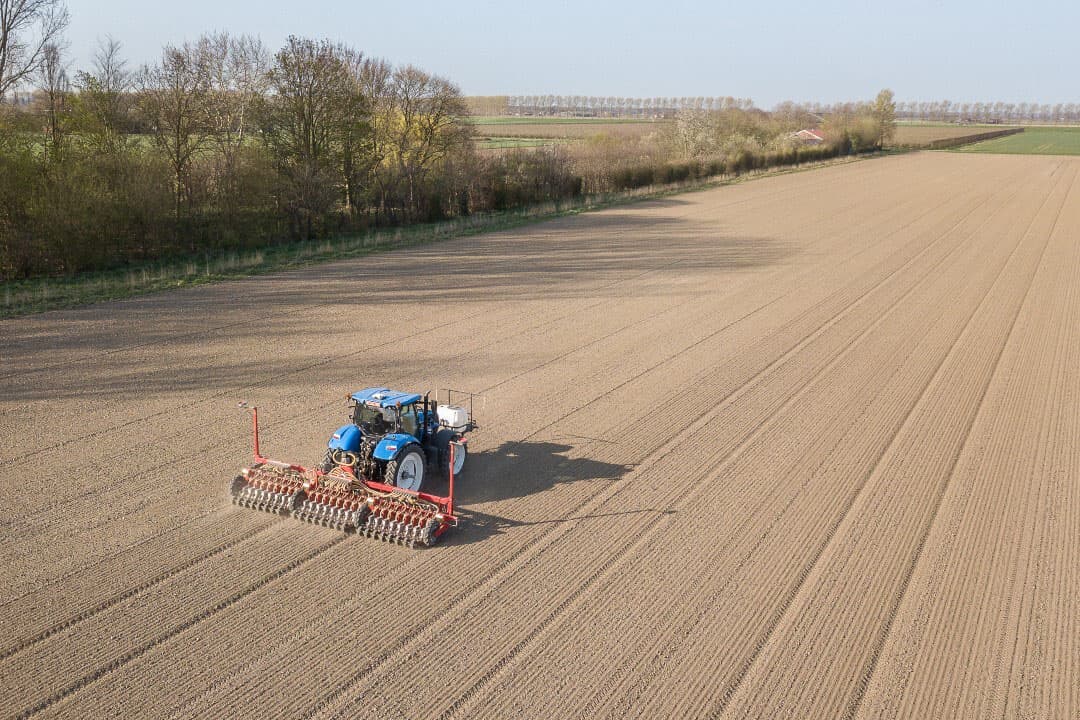 Uien zaaien in Zeeuws Vlaanderen. Door gebrek aan mogelijkheden voor beregenen zal het areaal daar ook dit jaar weer verder afnemen. Te vaak werd van veel percelen minder dan 30 ton netto per hectare afgeleverd. - Foto: Peter Roek