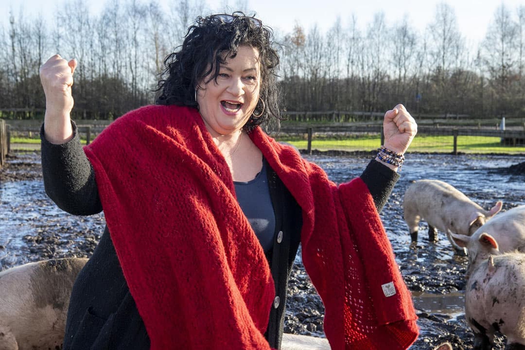 Caroline van der Plas op het bedrijf van varkenshouder Erik Stegink. - Foto: Frank Uijlenbroek