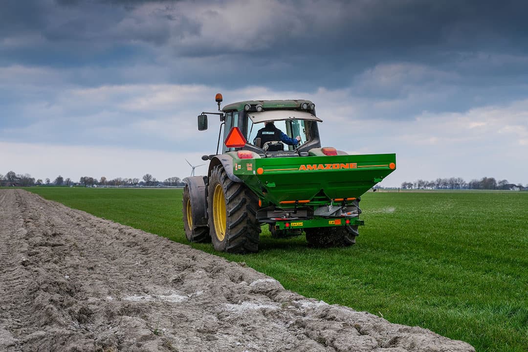 Het NMI adviseert om kunstmeststikstof te geven vanaf een temperatuursom van 300 graden voor een weidesnede en vanaf 400 graden voor een maaisnede. - Foto: Jan Willem van Vliet
