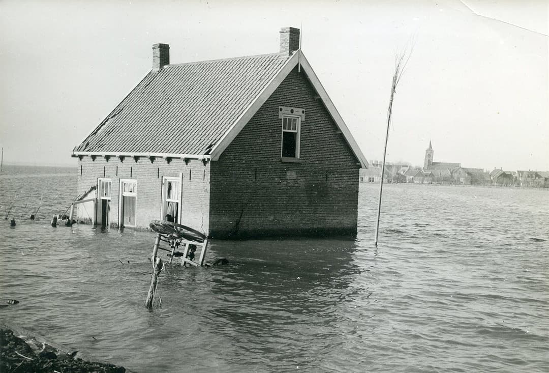 Toen het dag werd was goed te zien dat het boerenland in een enorme watervlakte was veranderd.