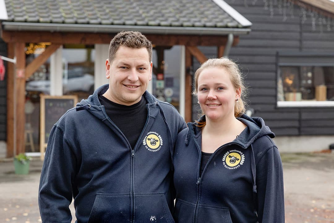 Aico (31) en Kirsten de Jongh (30) runnen samen De Buitenhoeve in Haaften (Gld.). Ze hebben 60 melkkoeien en 30 stuks jongvee op in totaal 34 ha. Samen zijn ze een sterk ondernemers team. - Foto's: Herbert Wiggerman