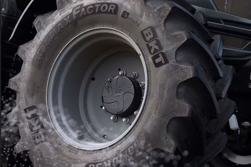 De Agrimaxfactor-bandenserie gaat de huidige 70-serie bij BKT vervangen. De Agrimaxfactor-band heeft ten opzichte van zijn voorganger een gemoderniseerd profiel en nieuw karkas. - Foto's: BKT