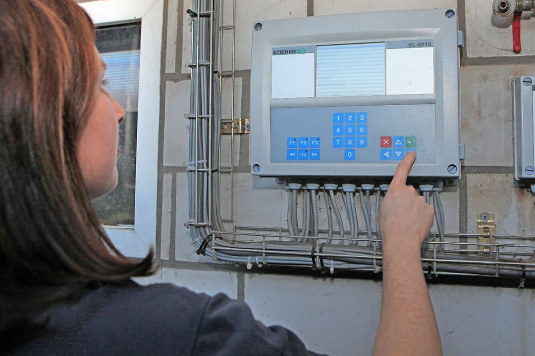 De instellingen van de klimaatcomputer mogen op een deel van de varkensbedrijven anders worden ingesteld zodat er iets harder wordt geventileerd. Het blijft echter maatwerk en afhankelijk van de situatie in de stal. - Foto: Atelier 68