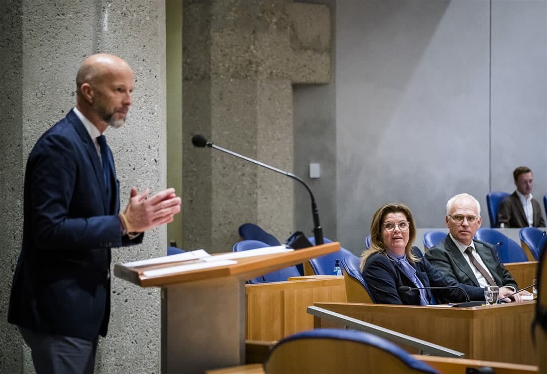 Tjeerd de Groot (D66), Christianne van der Wal-Zeggelink, minister voor Natuur en Stikstof, en Piet Adema, minister van Landbouw, Natuur en Voedselkwaliteit, tijdens het debat over het Stikstofrapport van Johan Remkes, begin november. - Foto: ANP