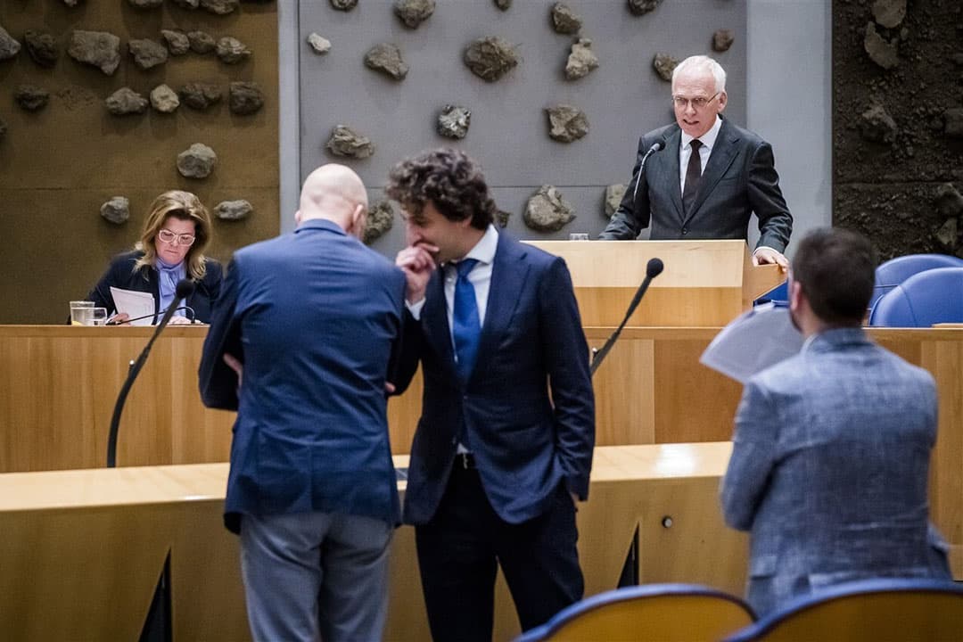 Piet Adema, minister van Landbouw, Natuur en Voedselkwaliteit, Tjeerd de Groot (D66), Jesse Klaver (GroenLinks) en Christianne van der Wal, minister voor Natuur en Stikstof, tijdens het debat over het Stikstofrapport van Johan Remkes, begin november. - Foto: ANP/Bart Maat