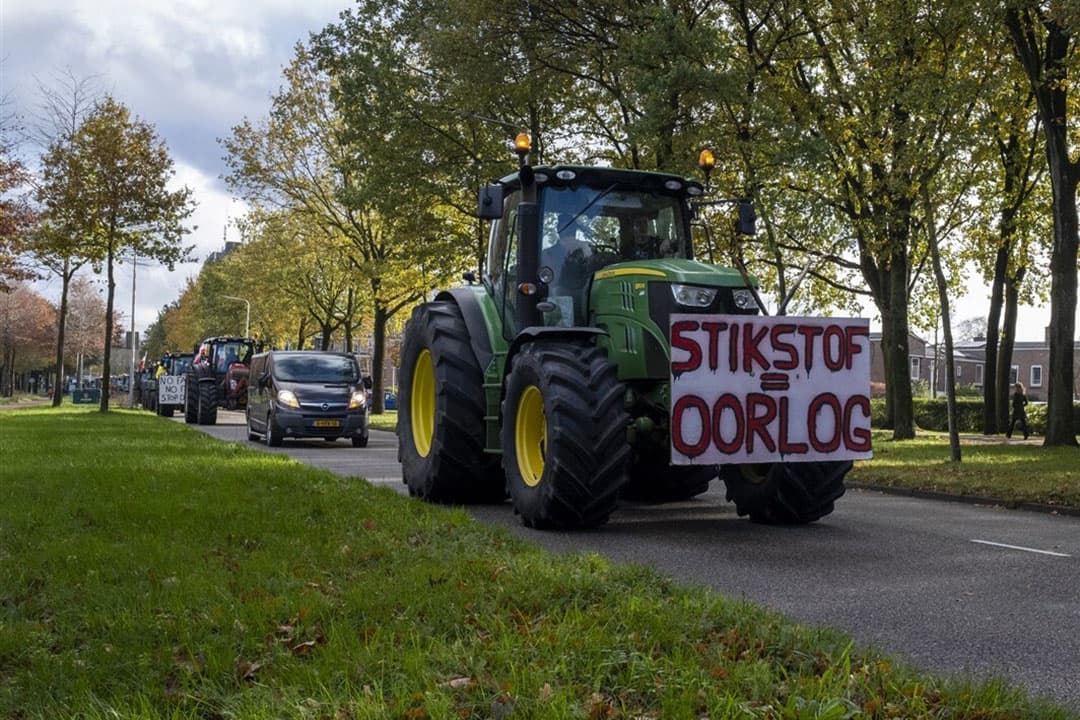 Boeren protesteerden vorige week bij het provinciehuis van Overijssel tegen het opleggen van dwangsommen aan PAS-melders. - Foto: ANP/Hollandse Hoogte/Manon Bruininga